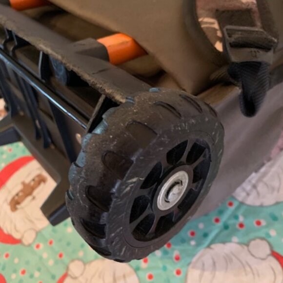 Very Cool TOTTO 4 X 4 Camo Backpack, with wheels and extending handle - Picture 3 of 16